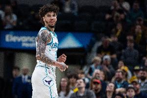 浪！拉梅洛·鲍尔22投仅7中拿到21分 三分15中5