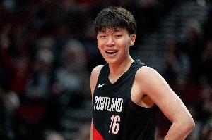 杨瀚森首节5中5&11分！媒体人：对面根本没内线 今天真可以随便打