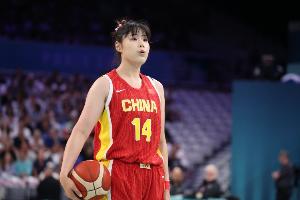 李月汝展现出很强的内线进攻实力 中国女篮队长杨舒予表现稳健