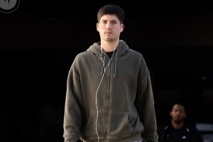 造访丹佛高原！火箭众将穿搭：申京毛衣工装裤很时尚 KD仍一身黑
