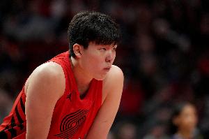 媒体人：杨瀚森的篮板保护更好了 也很少有那种莫名其妙的犯规了
