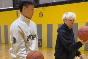 30岁还在积极改投篮姿势！赵睿找训练师改善投篮出手点过低问题