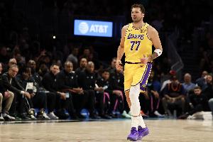 Skip：东契奇关键球不传里夫斯&自己投丢 就这要要夺MVP？