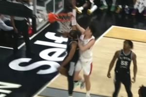 💥炸了炸了！杨瀚森顺下举火烧天单臂隔扣班克斯！本场9中9！