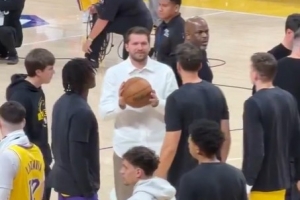 身穿白衬的东契奇在暂停时向队友要球拍一拍 ESPN：他想打球😔