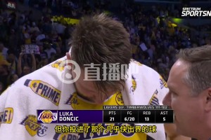 真没一点架子!库里虽是球队老大 在采访后回更衣室一一握手队友