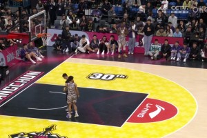 首扣45分！滑翔机矣进宏空中接球 胯下换手滑翔暴扣
