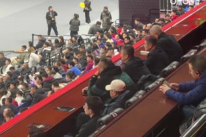 考察新生力量？CBA星锐赛，中国男篮主帅郭士强现场观战