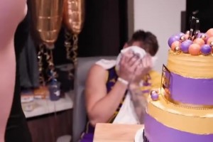 湖人为东契奇准备紫金生日蛋糕为其庆生🎂把寿星都整害羞了🤣