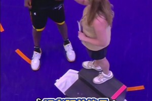 🫡2米21是真的高啊！女记者踩着箱子采访波尔-波尔