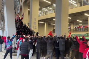 氛围真好👍！成都球迷进场气势十足