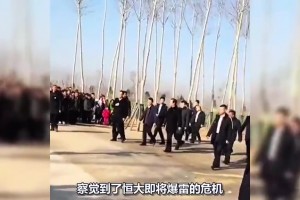 18年许家印归乡时豪车列阵众人簇拥，衣锦还乡显豪迈气派🫠