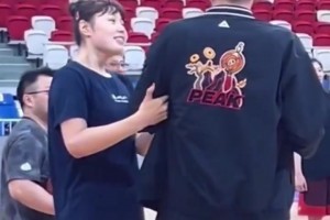 小宝在巴特尔面前找到了小鸟依人的感觉~😁