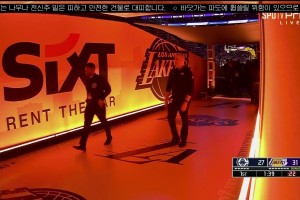 似乎右臀不太舒服！东契奇在首节没结束时，就返回更衣室😳