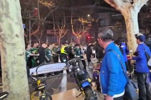 绿巨人胡尔克在桑拿房训练出来后直接泡冰浴，这身体素质太强了