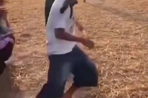 🤣球迷模仿C罗踩单车结果球丢了！C罗：这锅，我不背！