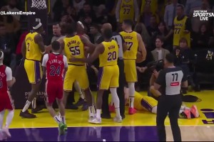 氛围真的可以！克内克特倒地后，东契奇第一时间过去将其拉起来
