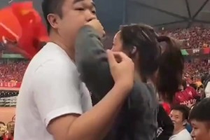 女学生在中国球迷区举起韩国国旗，一旁夫妻俩帮着说好话🫠