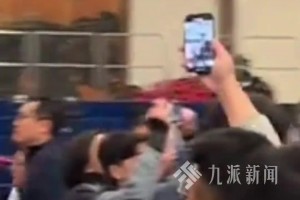 外国记者被姚明2米26身高震惊 记者将相机举过头顶拍照~