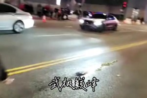 湖人战胜尼克斯赛后球员们驾车离开，大批球迷一直等待在球馆外