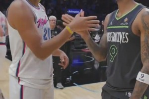 👀李凯尔赛后与森林狼前队友寒暄！和戈贝尔拥抱有说有笑！
