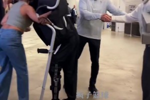 欧文拄拐也要给队友加油，这样的德鲁大叔怎能不爱呢？