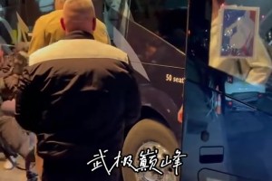 望无大碍！詹姆斯一瘸一拐的返回酒店
