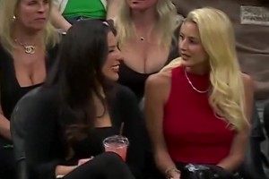 一个镜头就捕捉了场边的四位美女😍