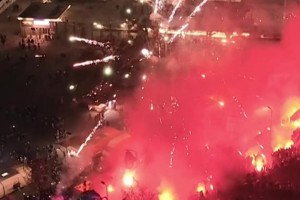 震撼🔥，实拍国米大巴抵达梅阿查球场时的壮观场面