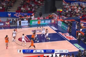 这胖子也太灵活了！洛夫顿欧洲步突破如入无人之境，小拉杆上篮！
