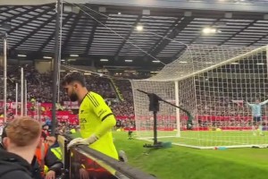 齐尔克泽把球扔到了观众席，拉亚找不到球，球童也不给他🤣