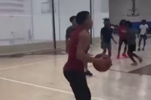 美媒恶搞：这是今天东契奇的比赛待遇，裁判却依然无视🤣
