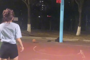 考辛斯隔人暴扣！在蒙古又找回了第一中锋的感觉