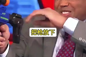 都是湿身了哈！奥尼尔和巴克利手拿玩具水枪在直播间PK~