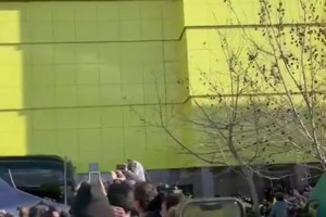 皇马大巴抵达时，黄潜球迷高呼：小偷！🤬