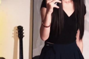 长幼有序😂老詹来到替补席 儿子布朗尼自觉地让出位子席地而坐