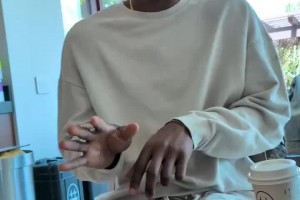 一天都停不下来😅巴特勒休息日又开始搓牌了 嗨得连唱带跳的