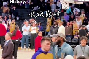 玩开心了！詹姆斯返回更衣室时“飞踹”布朗尼屁股😂
