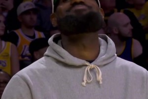 老詹这小眼神充满了对队友的肯定啊