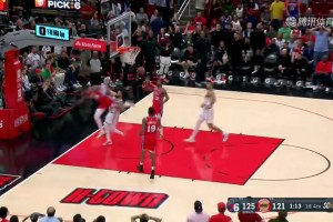 这动作真脏啊！范弗里特从身后凶狠犯规布里赛特，被二级恶犯驱逐