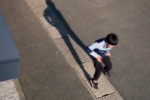 唯有热爱！日本足球青训日常，小朋友找个井盖都可以随时开练