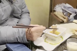 米卢成都火锅首秀！马明宇给师父涮鹅肠，米卢火飙中文：辣辣辣