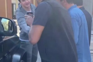 听说隔壁家老胡在英超曼城踢球的儿子回来了，大家都去看看🤣