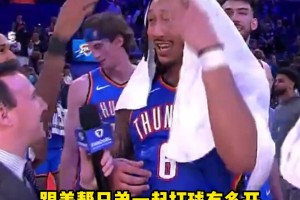 这球队氛围也太好了！杰林威接受采访😂队友团团围住叠杯子整活