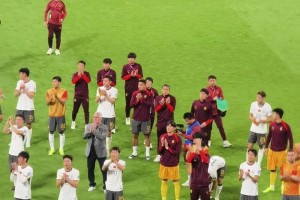 球迷：这次赛后谢场和上轮打日本的谢场相比，明显心气不足