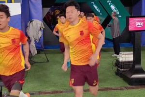 国足球员入场热身！现场球迷擂鼓呐喊：加油！加油！