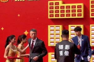 名场面！耳机坏了吗？奥尼尔用塞尔维亚语采访约基奇！