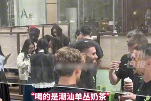 综合格斗运动员扎提亲临世预赛现场为哥们拜合拉木助威