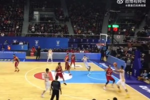 登哥看样子没事！哈登被球迷拍到走在街头，走路挺正常的