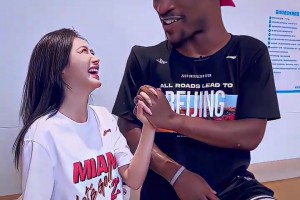巴特勒中国行 美娜送上土味情话并十指交扣😂😂😂
